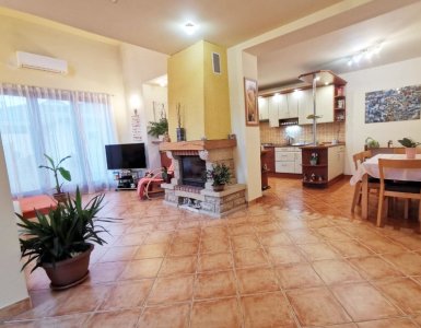 ÁRPÁDFÖLDÖN 2007-ben ÉPÜLT 178 nm-es, GARÁZSOS IKERHÁZ ELADÓ