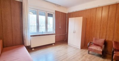 KISZUGLÓBAN KÖVÉR LAJOS utcánál I. em-i 32 nm-es LAKÁS ELADÓ