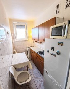 ZUGLÓBAN SZIGETELT házban 2 szobás, ABLAKOS KONYHÁS panel lakás ELADÓ